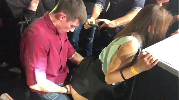 Seksê rast di klûbek şevê ya rûsî de. Keçeke rûsî ya 18 salî di nav anus û vajînayê de li klûbeke şevê kenîya