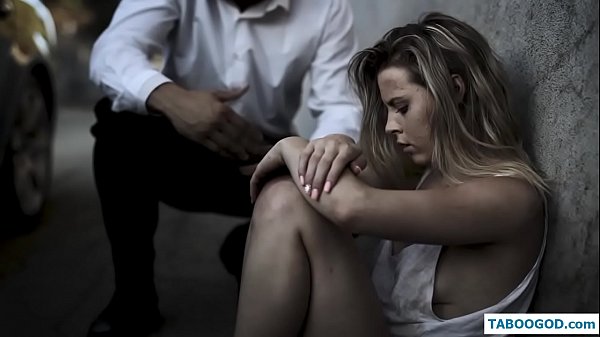 Çîrokên Kinky: Keça ciwan a bêmal